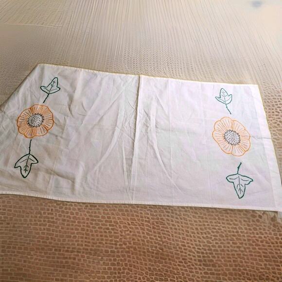Vtg Cotton Table Runner Embroidered Yellow Sunflower Green Leaves Boho Farmhouse - Picture 1 of 9